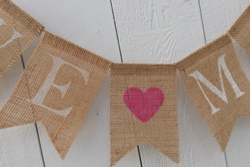We [heart] Mom Burlap Banner